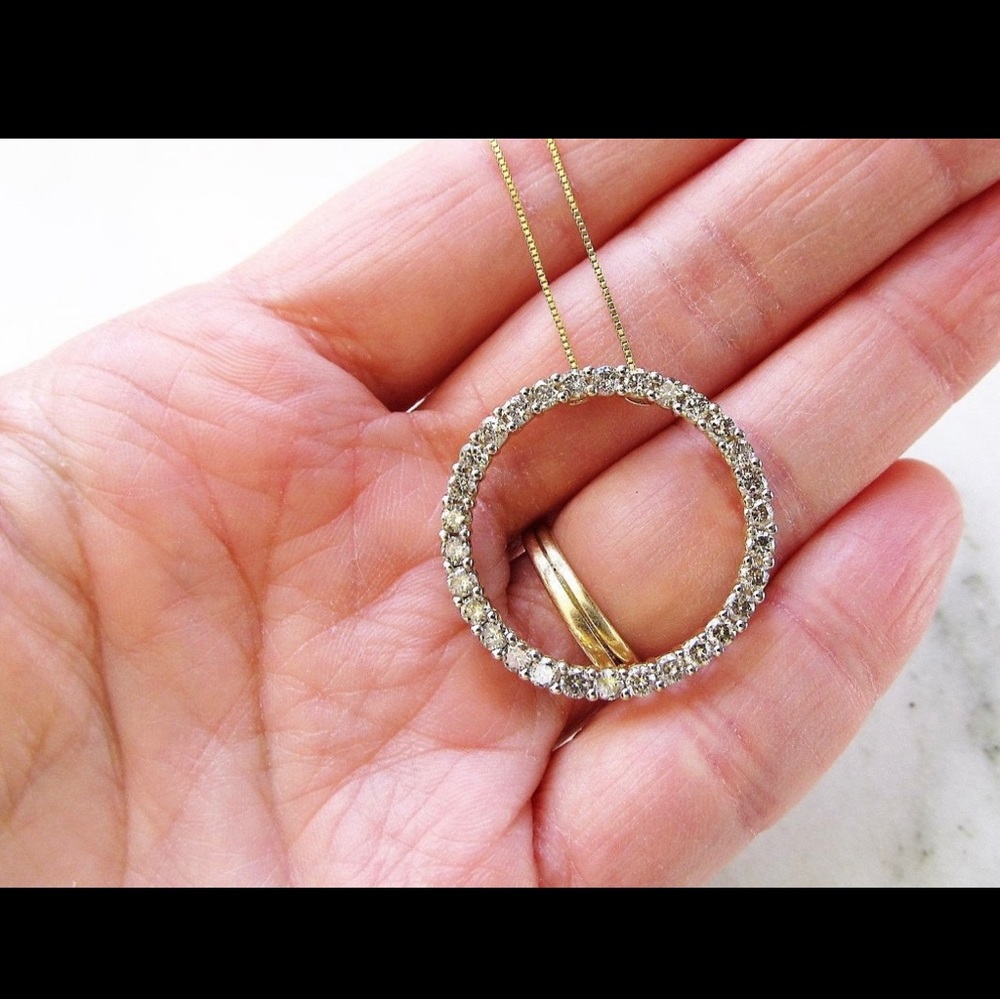 Diamond circle pendant 10k gold